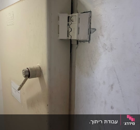 דלת מתכת עם ציר ומנעול